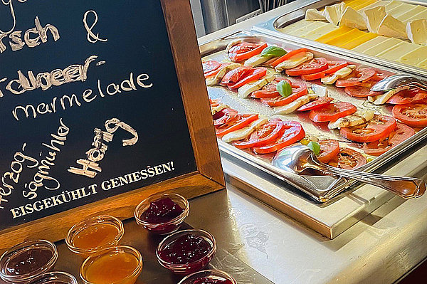 Feiertags-Frühstücksbuffet im Café und Wirtshaus Herzog Feiertags-Frühstücksbuffet im Café und Wirtshaus Herzog